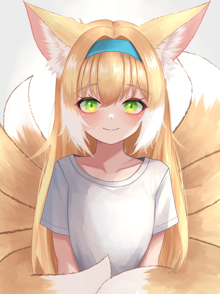 1girl absurdres animal_ear_fluff animal_ears arknights blonde_hair blue_hairband closed_mouth collarbone fox_ears fox_girl fox_tail gradient_background grey_background hairband highres kitsune kyuubi long_hair looking_at_viewer multicolored_hair multiple_tails shirt short_sleeves smile solo suzuran_(arknights) tail two-tone_hair upper_body very_long_hair white_background white_hair white_shirt yon_(isieuniya)