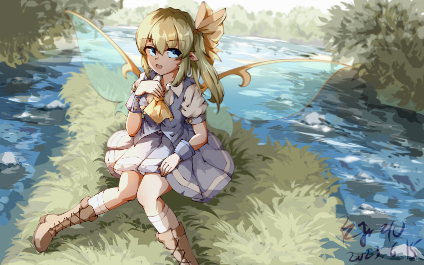 1girl absurdres ascot blue_skirt blue_vest bow brown_footwear chinese_commentary commentary_request cross-laced_footwear daiyousei dated grass green_hair hair_bow highres medium_hair outdoors pointy_ears pzgr.40 short_sleeves signature sitting skirt socks solo touhou transparent_wings vest white_socks wings yellow_ascot yellow_bow