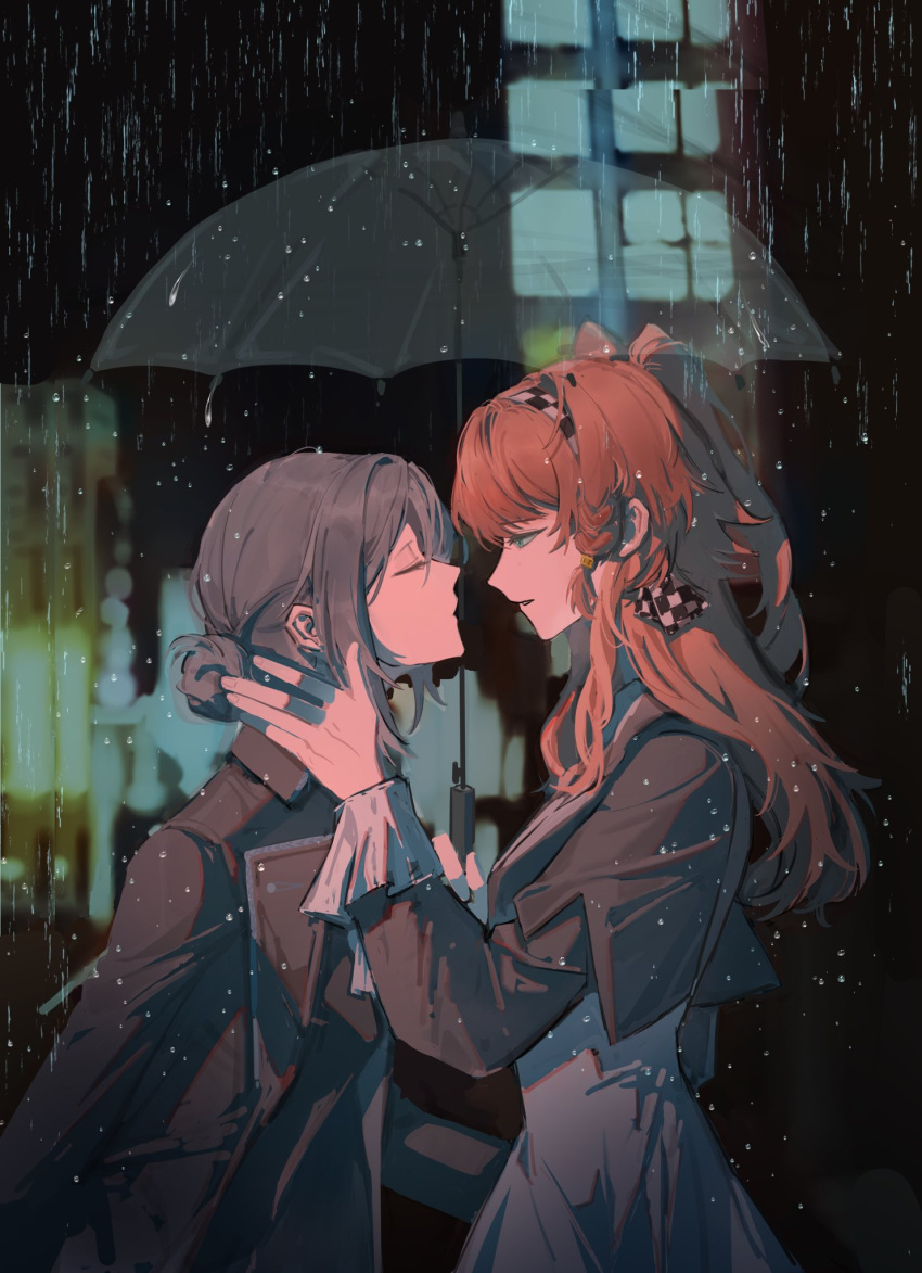 2girls black_coat braid checkered_hairband chinese_commentary closed_eyes coat commentary_request dress from_side green_eyes grey_dress grey_hair hair_bun hand_on_another's_neck highres holding holding_umbrella imminent_kiss leaning_forward long_hair long_sleeves looking_at_another multiple_girls orange_hair outdoors parted_lips rain reverse:1999 side_braid single_side_bun smile sonetto_(reverse:1999) transparent transparent_umbrella two_side_up umbrella upper_body vertin_(reverse:1999) water_drop xiangjian_niuyou yuri