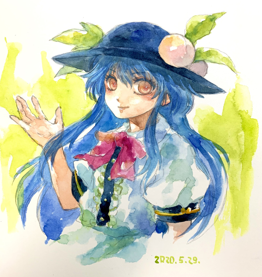 1girl absurdres arm_up black_headwear blue_hair bow bowtie buttons center_frills closed_mouth dated food frills fruit green_background hair_between_eyes hat highres hinanawi_tenshi leaf_hat_ornament light_smile long_hair looking_at_viewer one-hour_drawing_challenge orange_eyes painting_(medium) peach peach_hat_ornament puffy_short_sleeves puffy_sleeves red_bow red_bowtie shiroma_(mamiko) shirt short_sleeves simple_background solo touhou traditional_media upper_body watercolor_(medium) white_background white_shirt