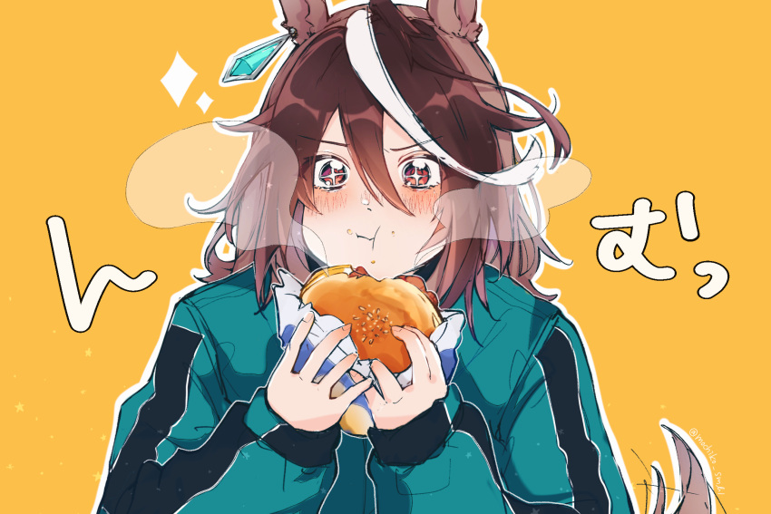 +_+ 1girl animal_ears blush brown_hair burger closed_mouth eating food food_on_face green_jacket hair_between_eyes highres horse_ears horse_girl horse_tail jacket long_hair long_sleeves looking_at_viewer mochiyu_(mochiko) multicolored_hair outline red_eyes simple_background solo sound_effects sparkle steam streaked_hair symboli_rudolf_(umamusume) tail tsukimi_burger twitter_username umamusume upper_body v-shaped_eyebrows white_outline yellow_background