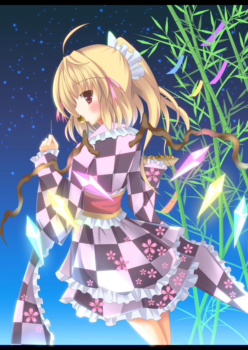 ahoge alternate_costume bamboo blonde_hair checkered cherry_blossoms dress flandre_scarlet highres letterboxed lio looking_back mouth_hold night petals ponytail purple_eyes solo takoyaki touhou violet_eyes wings
