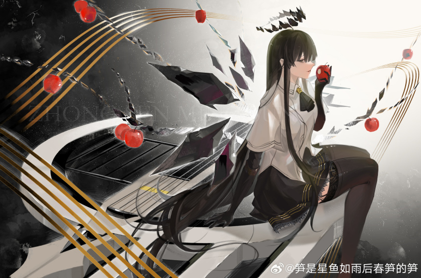 1girl absurdres ahoge apple arknights arm_support artist_name ascot backlighting black_ascot black_background black_eyes black_garter_straps black_gloves black_hair black_halo black_skirt black_sleeves black_thighhighs black_wings blunt_bangs breasts bright_pupils broken_halo cello chinese_commentary chinese_text collared_jacket colored_inner_hair commentary_request dark_halo detached_wings energy_wings feet_out_of_frame food food_bite from_side fruit garter_straps gloves gradient_background grey_hair hair_spread_out halo hand_up hatching_(texture) highres hime_cut holding holding_food holding_fruit instrument jacket layered_sleeves ledge light_particles linear_hatching long_hair long_sleeves looking_at_viewer medium_breasts miniskirt multicolored_hair outer_glow pale_skin parted_lips pleated_skirt profile red_apple shadow short_over_long_sleeves short_sleeved_jacket short_sleeves sidelocks sideways_glance sitting sitting_on_object skirt smile solo staff_(music) thigh-highs thighs two-tone_hair very_long_hair violin virtuosa_(arknights) watermark weibo_5519335966 weibo_logo weibo_username white_background white_jacket white_pupils wide_sleeves wing_collar wings zettai_ryouiki