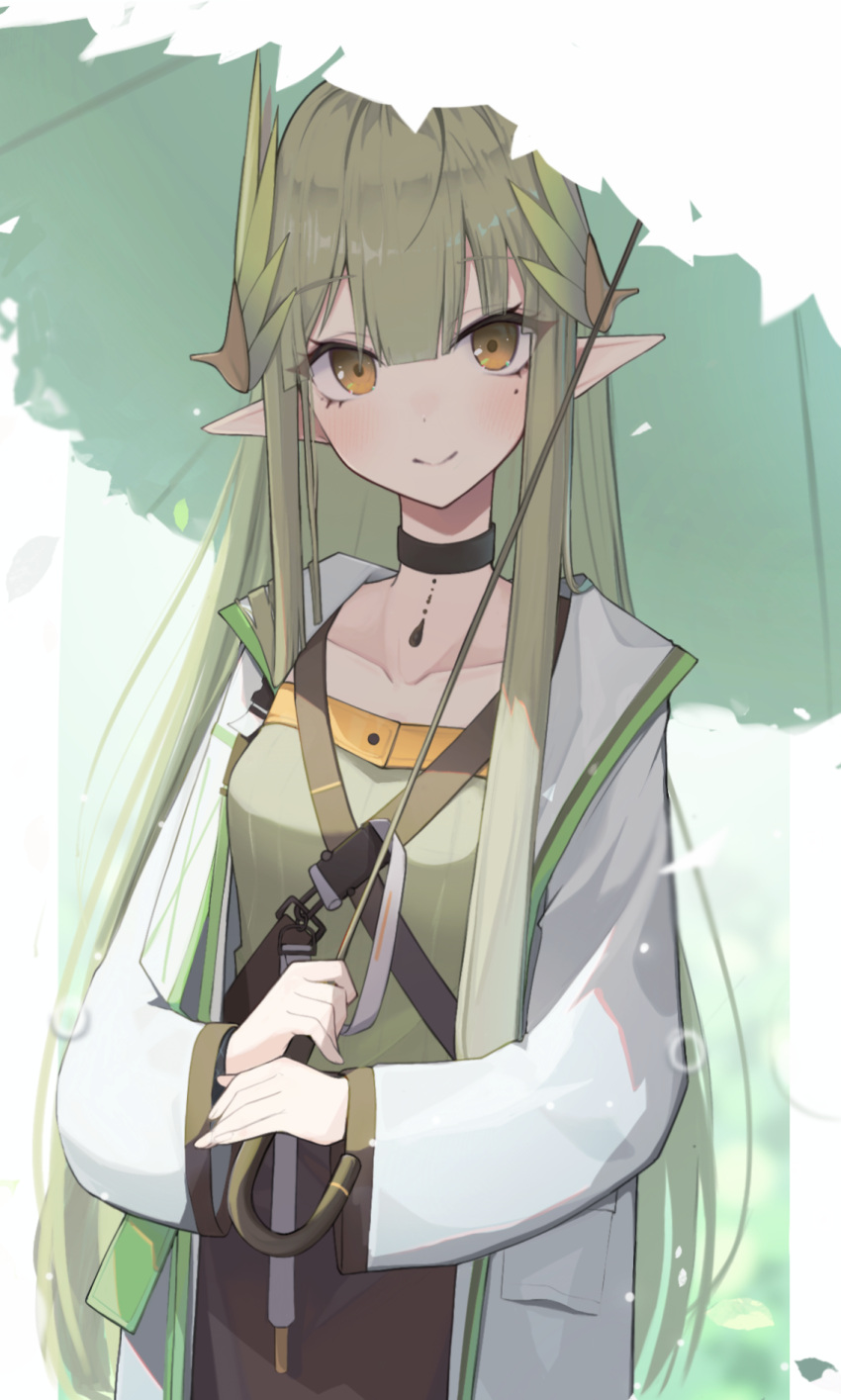 1girl arknights black_choker black_skirt blush breasts choker coat collarbone green_hair green_shirt hair_between_eyes highres holding holding_umbrella lab_coat laurels long_hair looking_at_viewer matchadzuke mole mole_under_eye muelsyse_(arknights) open_clothes open_coat pointy_ears shirt simple_background skirt small_breasts smile solo umbrella upper_body very_long_hair white_background white_coat yellow_eyes