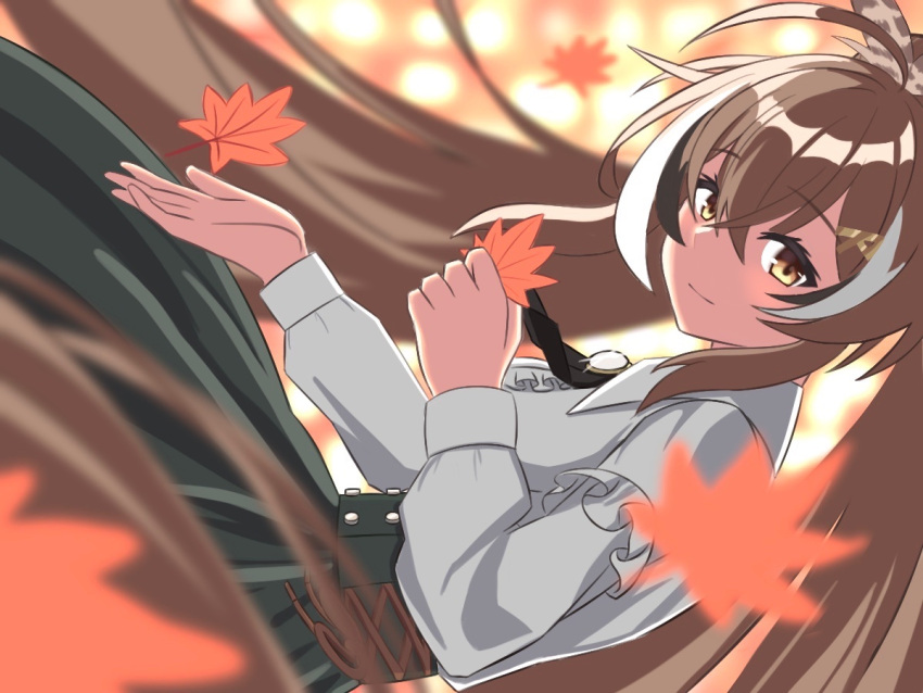 1girl ahoge autumn autumn_leaves blurry blurry_background brown_eyes brown_hair crossed_bangs depth_of_field double-parted_bangs falling_leaves feather_hair_ornament feathers green_skirt hair_between_eyes hair_ornament holding holding_leaf hololive hololive_english leaf long_hair long_skirt looking_at_viewer multicolored_hair nanashi_mumei official_alternate_costume pleated_skirt ponytail ribbon shirt shishi_cc skirt smile streaked_hair very_long_hair virtual_youtuber white_shirt