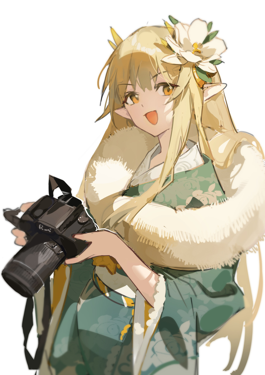 1girl :d absurdres arknights blonde_hair camera feather_boa flower green_kimono hair_flower hair_flowing_over hair_ornament highres holding holding_camera japanese_clothes kimono long_hair long_sleeves looking_at_viewer muelsyse_(arknights) open_mouth orange_eyes pointy_ears rui_(woyoudabing_rui) simple_background smile solo upper_body very_long_hair white_background white_flower wide_sleeves