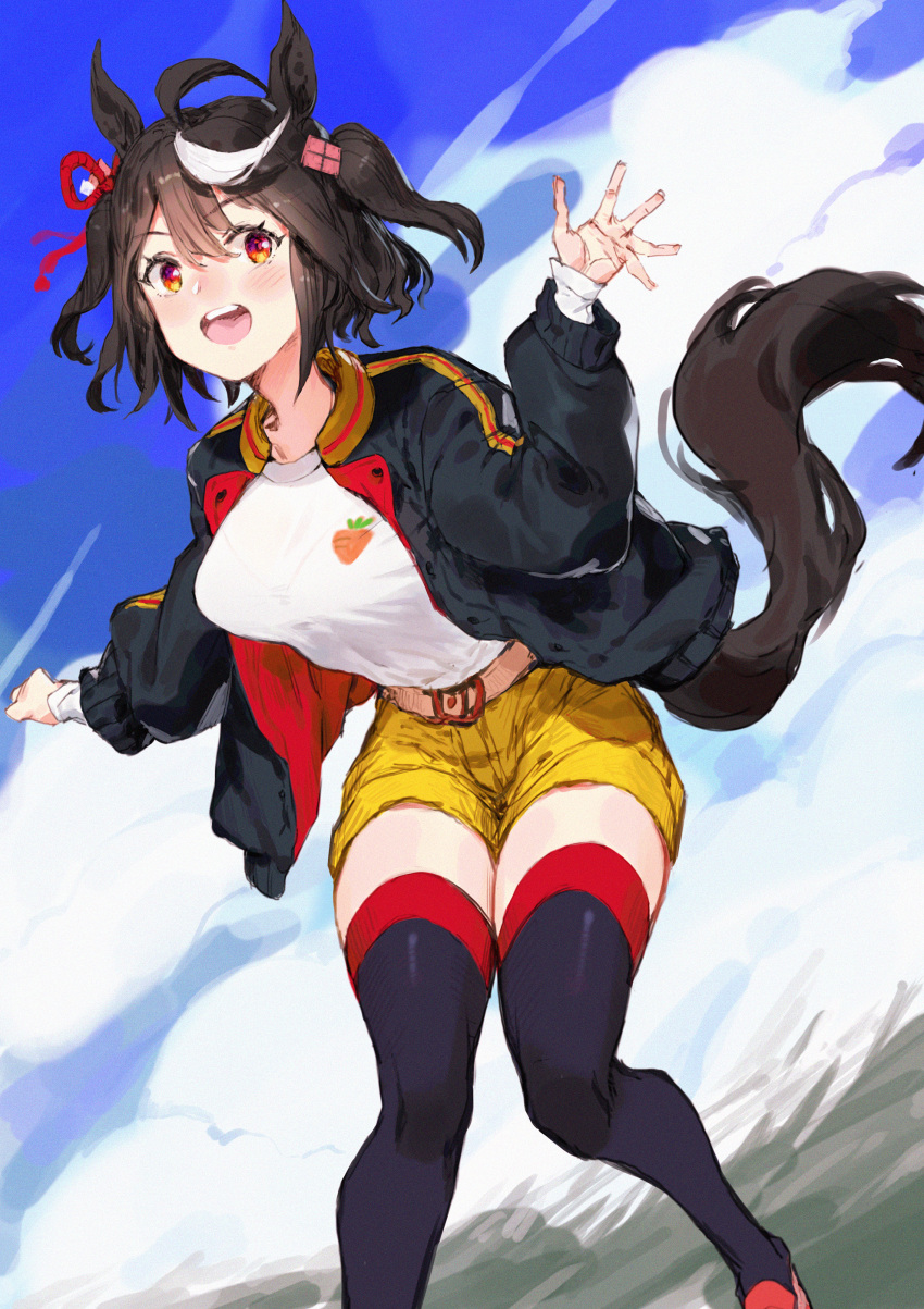 1girl absurdres ahoge animal_ears belt black_hair black_jacket black_thighhighs blue_sky carrot_print casual clouds cloudy_sky codename47 commentary day denim denim_shorts food_print hair_ornament highres horse_ears horse_girl horse_tail jacket kitasan_black_(umamusume) long_sleeves looking_at_viewer multicolored_hair open_clothes open_jacket open_mouth outdoors pink_belt red_eyes red_footwear shirt shoes short_hair short_shorts shorts sky smile solo standing streaked_hair t-shirt tail thigh-highs two_side_up umamusume waving white_shirt yellow_shorts