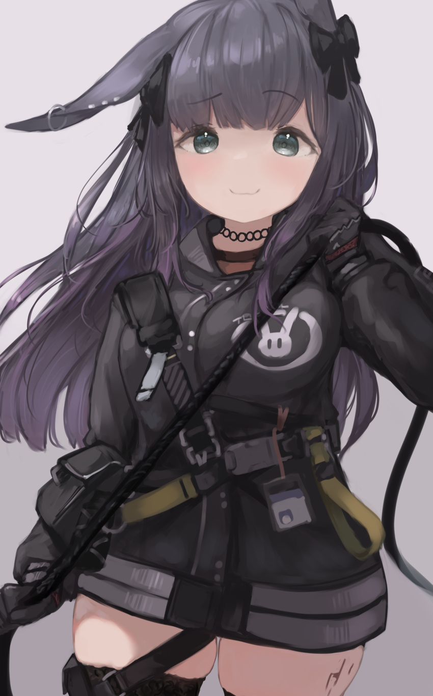 1girl absurdres arknights black_bow black_gloves black_hair black_jacket bow breasts closed_mouth commentary_request cowboy_shot gloves grey_background grey_eyes hair_bow hand_up highres jacket long_hair long_sleeves looking_at_viewer medium_breasts puffy_long_sleeves puffy_sleeves purple_hair rope_(arknights) simple_background skindentation smile solo standing teruriu very_long_hair