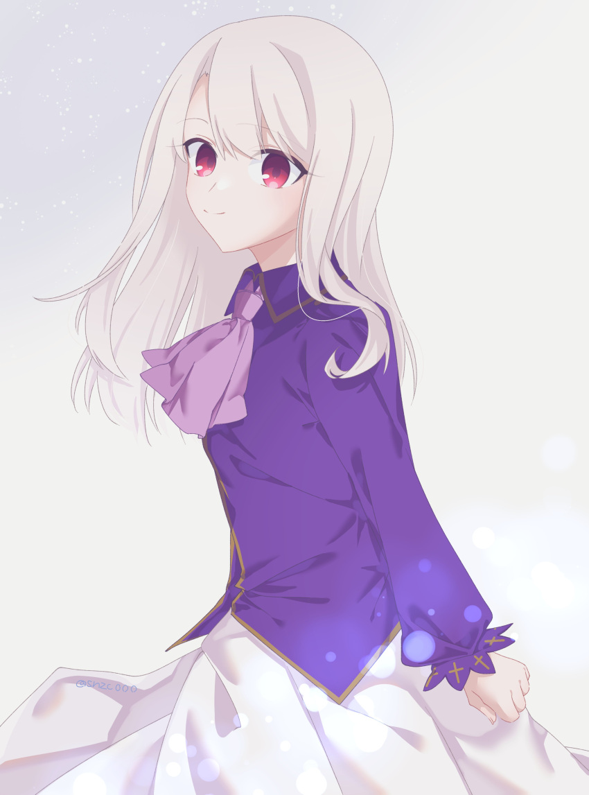 1girl absurdres ascot collared_shirt commentary_request fate/stay_night fate_(series) grey_background highres illyasviel_von_einzbern kanmi_(amaiy0mi) long_hair long_sleeves looking_to_the_side purple_shirt red_eyes shirt simple_background skirt smile solo upper_body white_hair white_skirt
