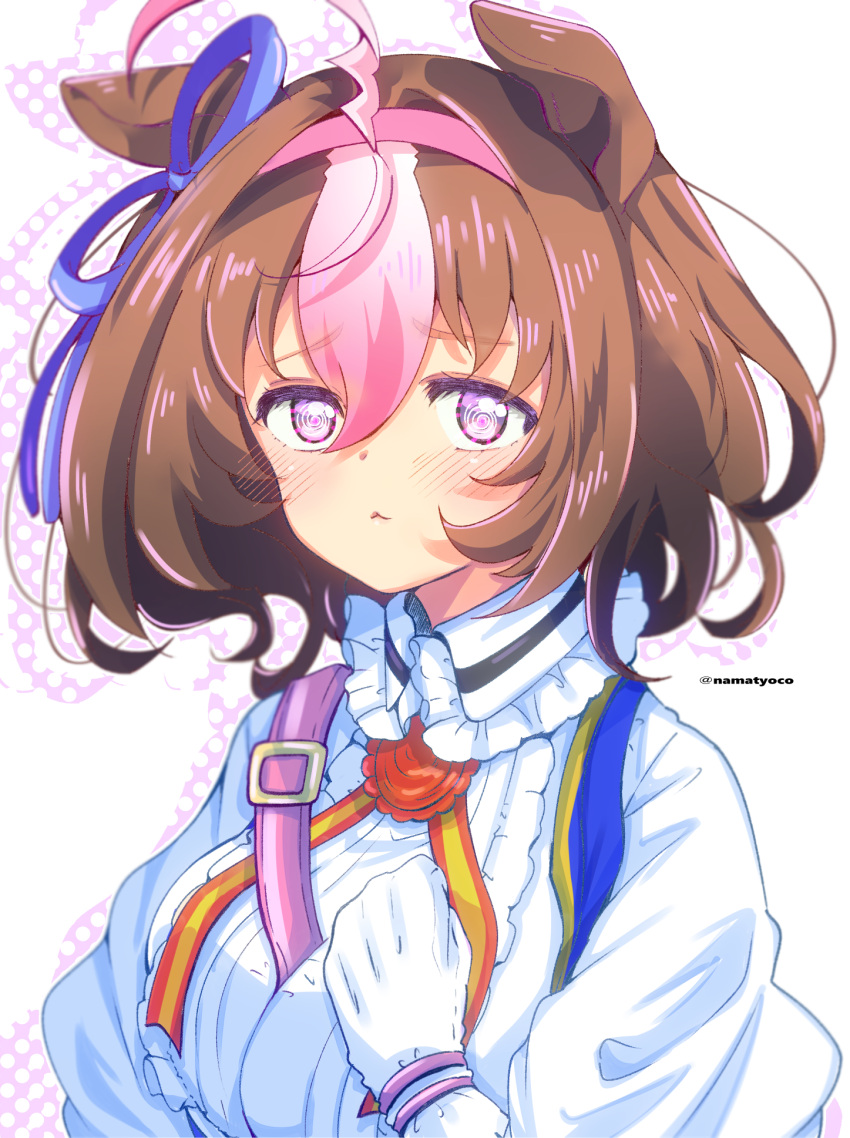 1girl :&lt; @_@ ahoge animal_ears between_breasts blush bracelet breasts brown_hair clenched_hand closed_mouth commentary ear_ribbon frilled_shirt frills gloves hair_between_eyes hand_on_own_hip highres horse_ears horse_girl jewelry looking_at_viewer meisho_doto_(umamusume) multicolored_hair namatyoco pink_bracelet purple_ribbon ribbon shirt short_hair simple_background solo strap_between_breasts streaked_hair twitter_username umamusume upper_body violet_eyes white_background white_gloves white_hair white_shirt