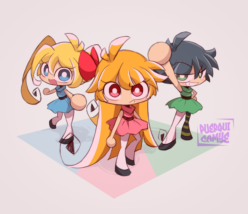3girls artist_name black_hair blonde_hair blossom_(ppg) blue_eyes bow bubbles_(ppg) buttercup_(ppg) cartoon_network child dress green_eyes highres long_hair looking_at_viewer multiple_girls open_mouth orange_hair powerpuff_girls puerquicamye short_hair simple_background smile spanish_commentary superhero twintails white_background