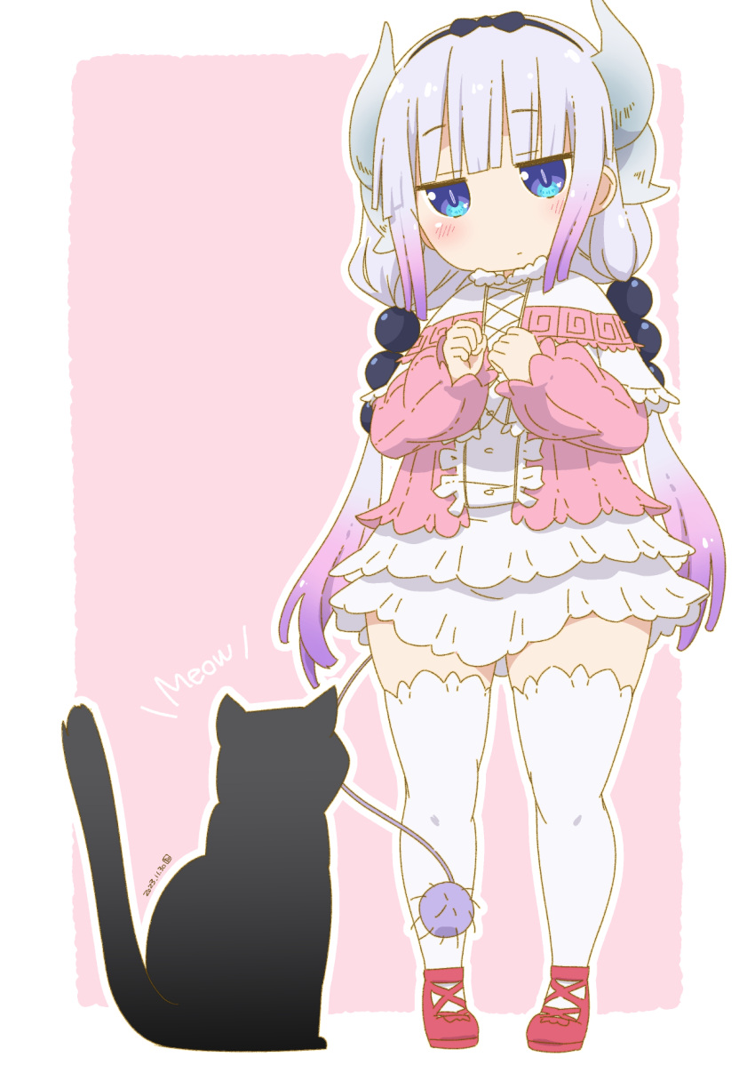 1girl animal beads black_bow black_cat black_hairband blue_eyes blush bow capelet cat closed_mouth commentary_request dragon_girl dragon_horns dragon_tail dress full_body gradient_hair hair_beads hair_bow hair_ornament hairband highres horns jitome kanna_kamui kobayashi-san_chi_no_maidragon long_hair long_sleeves low_twintails multicolored_hair outline pink_background pink_dress purple_hair red_footwear samansa_ex short_dress slit_pupils solo standing tail thigh-highs twintails very_long_hair white_outline white_thighhighs