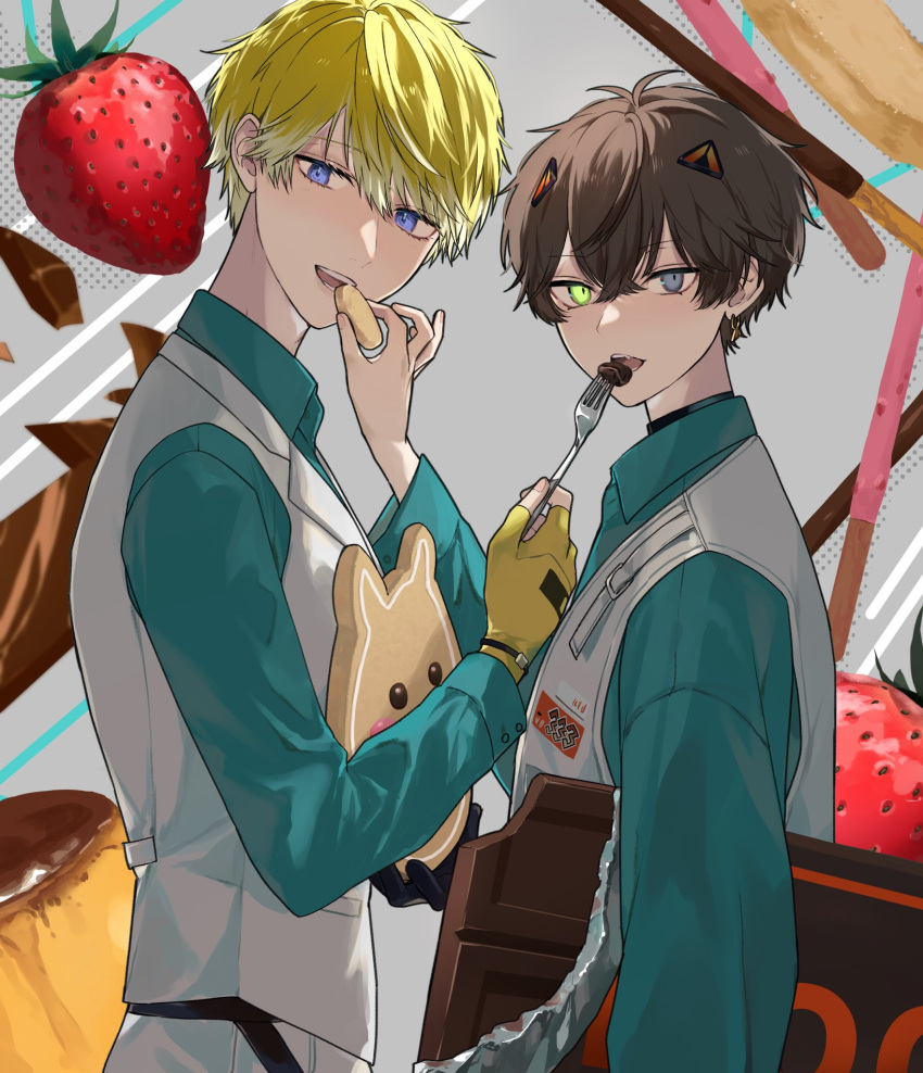 2boys alban_knox aqua_shirt asymmetrical_gloves black_gloves blonde_hair blue_eyes blush brown_hair candy chocolate chocolate_bar collared_shirt commentary_request cookie crossed_bangs earrings fang fingerless_gloves food fork fruit gloves green_eyes grey_background grey_eyes hair_between_eyes hand_up heterochromia highres holding holding_food holding_fork jewelry lapels long_sleeves looking_at_viewer looking_to_the_side male_focus mismatched_gloves multiple_boys nijisanji nijisanji_en open_mouth pocky pudding roro_(roro32b) shirt short_hair simple_background smile sonny_brisko strawberry strawberry_pocky teeth vest virtual_youtuber white_vest wing_collar yellow_gloves