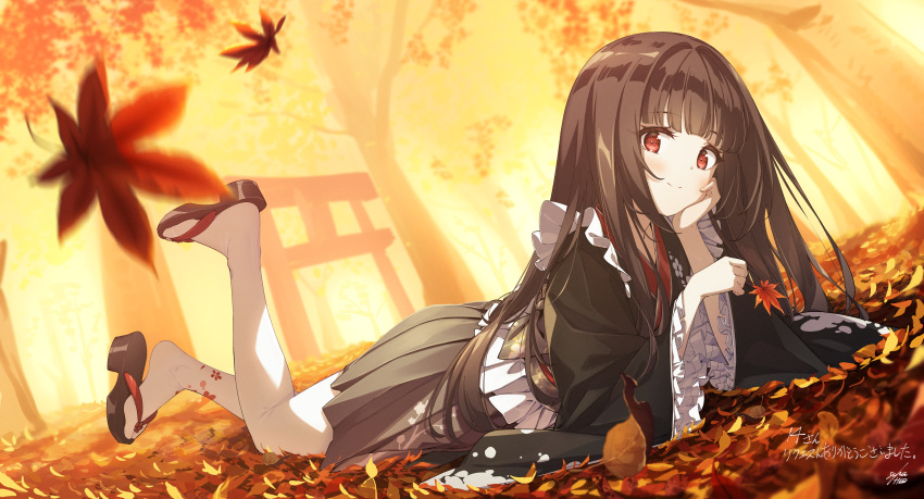 1girl arm_support autumn autumn_leaves black_hair black_kimono blunt_bangs closed_mouth floral_print foot_up forest frilled_sleeves frills hand_on_own_cheek hand_on_own_face highres japanese_clothes kimono letterboxed long_hair long_sleeves looking_at_viewer lying maid nature obi obijime okobo on_stomach original pleated_skirt red_eyes sandals sash schatten skirt smile solo tabi thigh-highs toes torii tree very_long_hair wa_maid white_thighhighs wide_sleeves