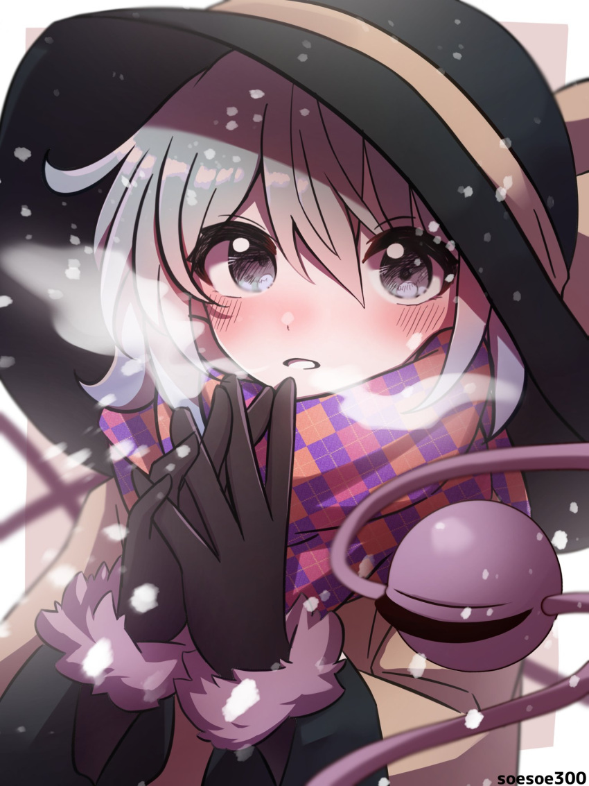1girl artist_name ascot black_gloves black_headwear colored_sclera fur-trimmed_jacket fur_trim gloves green_hair highres jacket komeiji_koishi looking_at_viewer own_hands_together plaid plaid_scarf scarf snow snowing soesoe300 solo touhou white_background winter yellow_ascot yellow_sclera