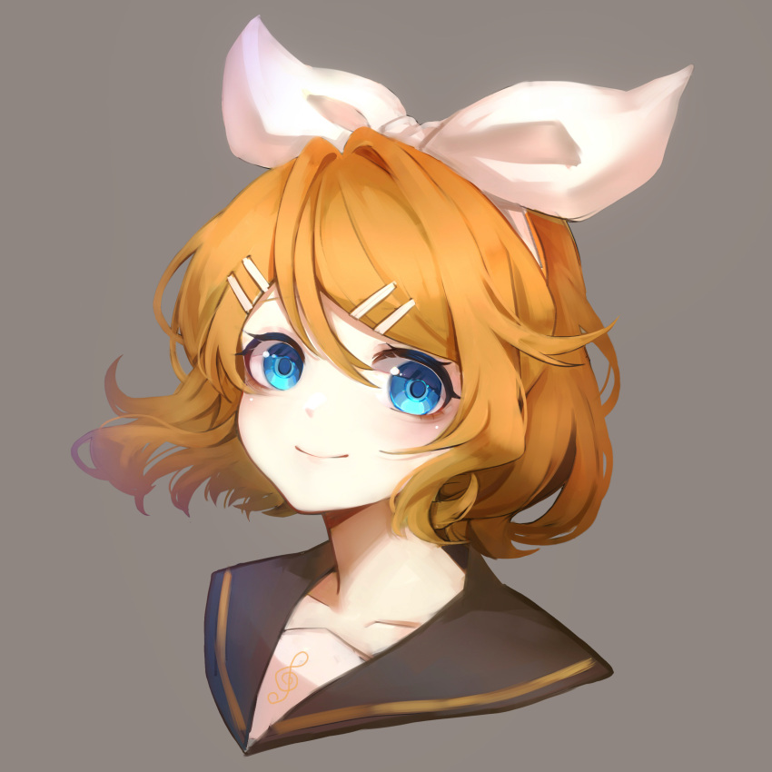 1girl absurdres black_sailor_collar blonde_hair blue_eyes bow closed_eyes fan_zhongli_cangshu grey_background hair_bow hair_ornament hairclip highres kagamine_rin looking_at_viewer sailor_collar short_hair simple_background smile solo upper_body vocaloid white_bow