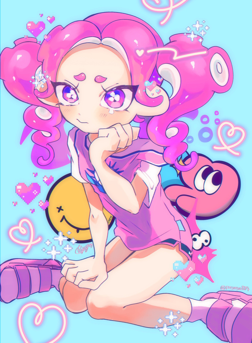 1girl absurdres black_shorts blue_background closed_mouth commentary_request eyelashes heart highres medium_hair octoling octoling_girl payayo884 pink_hair short_shorts shorts signature single_bare_shoulder single_tear sitting solo splatoon_(series) tears tentacle_hair thick_eyebrows twintails violet_eyes