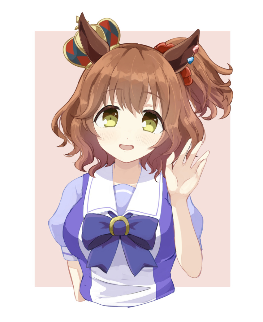 1girl animal_ears arm_at_side aston_machan_(umamusume) border bow bowtie breasts brown_hair closed_mouth commentary_request cropped_torso crown green_eyes hair_ornament hair_scrunchie hand_up highres horse_ears horse_girl horse_tail looking_at_viewer pink_background ponytail puffy_short_sleeves puffy_sleeves purple_shirt purple_skirt sangria_(sangria69) school_uniform scrunchie shirt short_hair short_sleeves skirt small_breasts smile solo summer_uniform tail tracen_school_uniform umamusume upper_body waving white_border