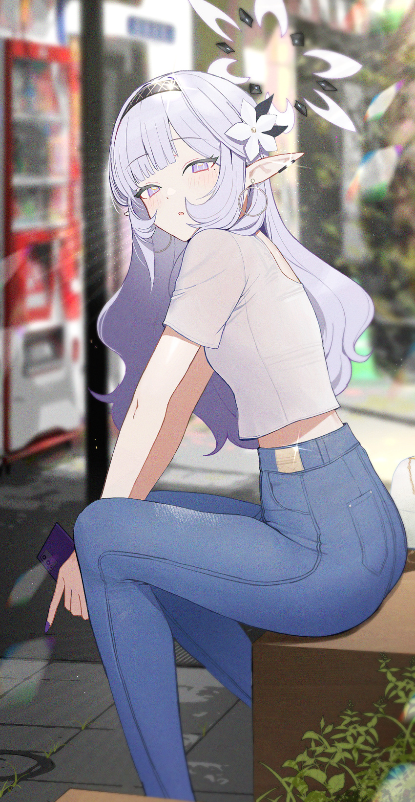1girl alternate_costume black_hairband blue_archive blue_pants cellphone day denim earrings grey_hair hairband halo highres himari_(blue_archive) holding holding_phone jewelry long_hair looking_at_viewer outdoors pants parted_lips phone pointy_ears purple_halo shirt short_sleeves smartphone solo striped striped_hairband violet_eyes white_shirt zanya_000