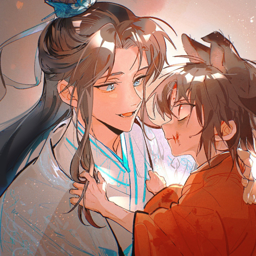 2boys blood blood_on_face blue_eyes brown_hair closed_mouth dao_gui_yi_xian dress face-to-face hand_in_another's_hair hand_on_another's_shoulder holding holding_another's_hair holding_clothes holding_hair li_huowang looking_at_another male_focus multiple_boys open_mouth parted_bangs red_eyes sidelocks smile upper_body vfhlm xiao_guan_(headdress) zhuge_yuan