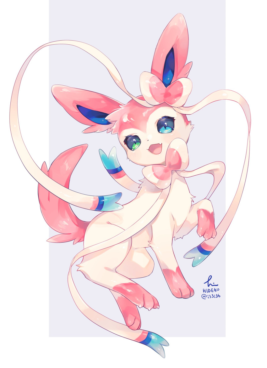 animal_focus blue_eyes bow claws commentary_request fangs green_eyes grey_background heterochromia hideko_(l33l3b) highres leg_up no_humans open_mouth pokemon pokemon_(creature) ribbon signature simple_background sitting smile sylveon twitter_username