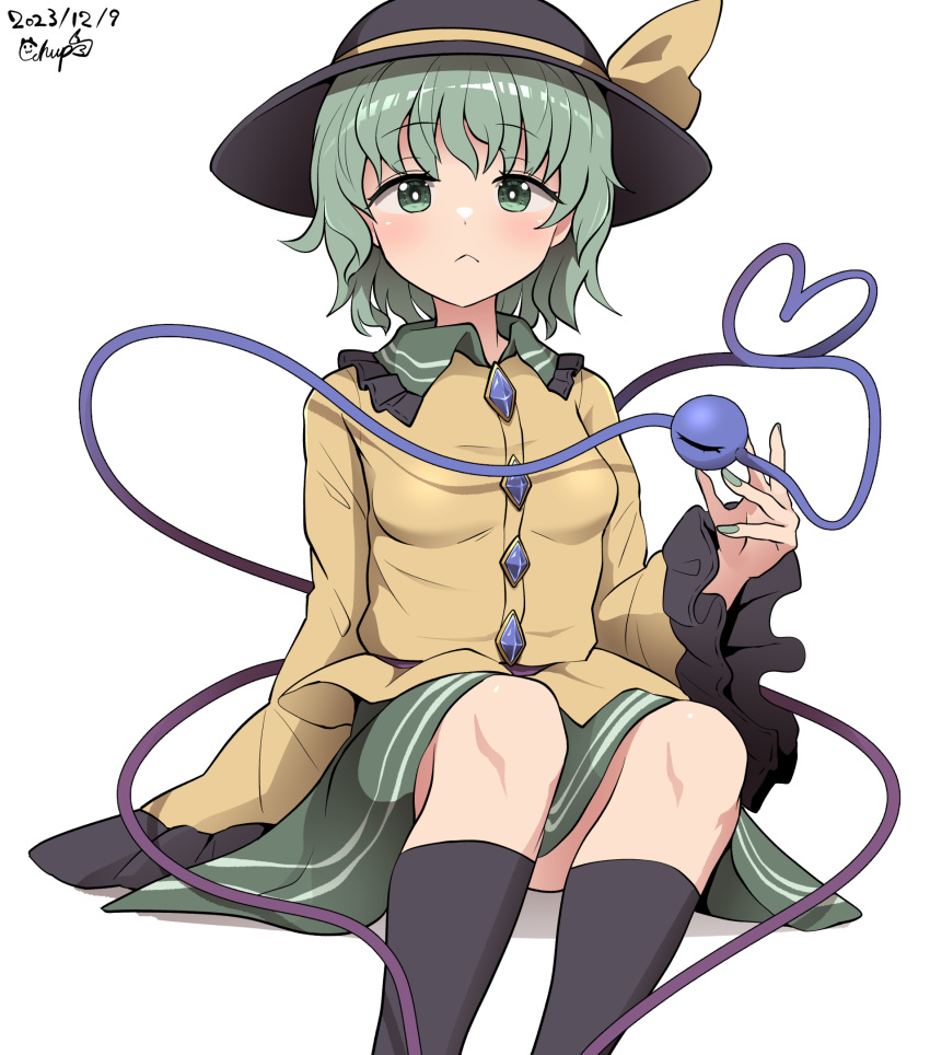 1girl black_headwear black_socks breasts chups commentary dated feet_out_of_frame green_eyes green_hair hat hat_ribbon heart heart_of_string highres komeiji_koishi looking_at_viewer ribbon shirt short_hair signature simple_background sitting socks solo third_eye touhou white_background yellow_ribbon yellow_shirt
