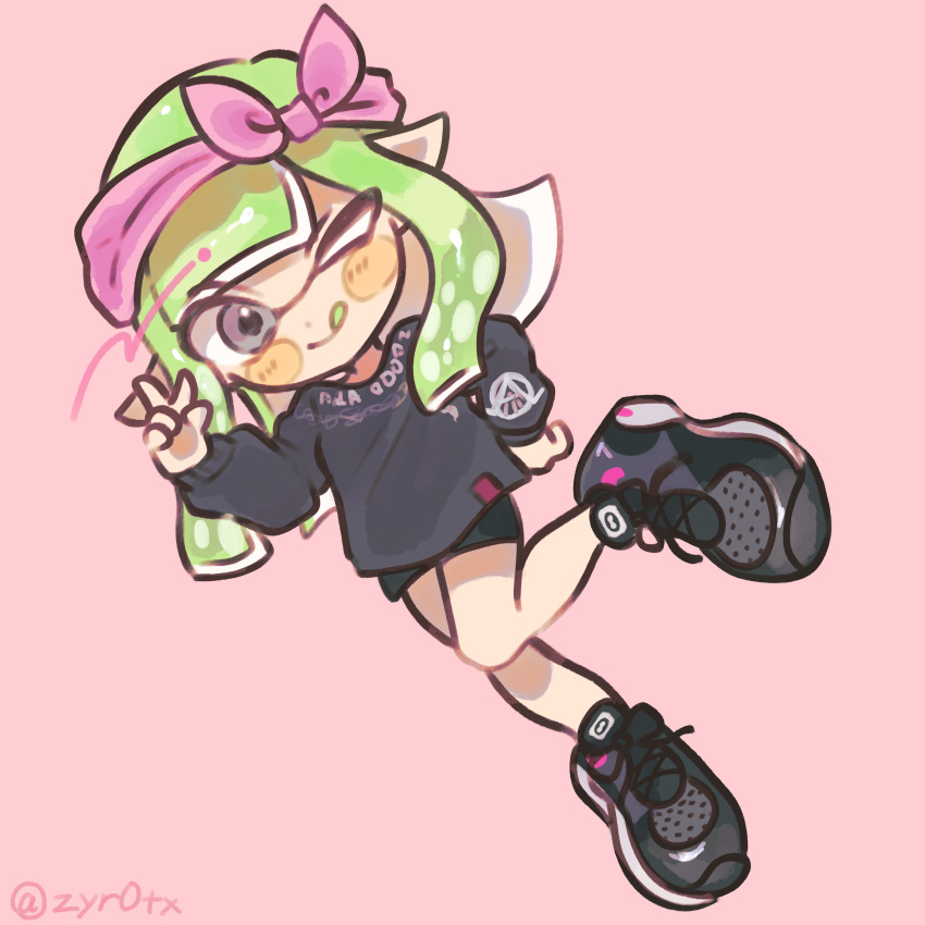 1girl :p absurdres bike_shorts black_footwear black_shirt bow commentary full_body green_hair grey_eyes hairband highres inkling inkling_girl long_hair one_eye_closed payayo884 pink_background pink_bow pink_hairband pointy_ears shirt shoes simple_background solo splatoon_(series) symbol-only_commentary tongue tongue_out v