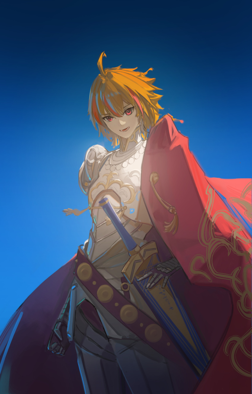 1boy absurdres ahoge armor avalon_(fate/stay_night) blonde_hair blue_background breastplate cape cuirass cuisses fate/strange_fake fate_(series) feet_out_of_frame gauntlets hand_on_own_hip highres looking_at_viewer male_focus multicolored_hair parted_lips red_cape red_eyes redhead richard_i_(fate) scabbard sheath sheathed shoulder_armor side_cape simple_background smile solo streaked_hair yue_zheng_zhi_yu