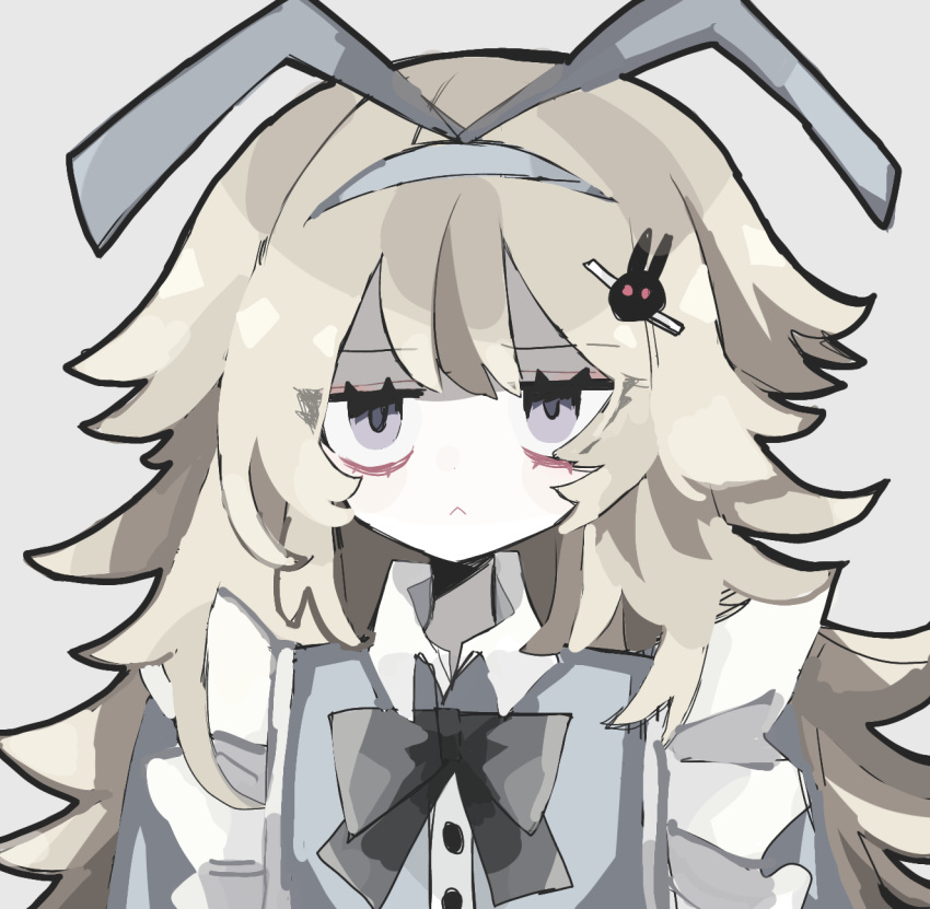 1girl :&lt; alice_(black_souls) bags_under_eyes black_bow black_bowtie black_souls blonde_hair blue_dress blue_hairband bow bowtie closed_mouth collared_dress dress grey_background grey_eyes hair_ornament hairband highres long_hair looking_at_viewer portrait rabbit_hair_ornament rta_(rta_6904) simple_background solo