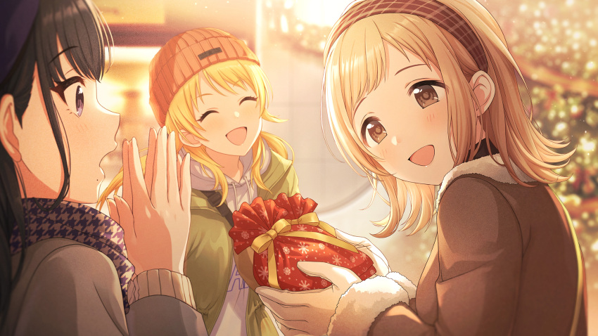 3girls black_hair blonde_hair blurry blurry_background blush brown_eyes checkered_clothes checkered_scarf christmas christmas_lights christmas_tree coat friends fur-trimmed_coat fur_trim gift gloves hachimiya_meguru hairband hat highres hood hoodie idolmaster idolmaster_shiny_colors idolmaster_shiny_colors_song_for_prism illumination_stars_(idolmaster) jacket kazano_hiori light_brown_hair long_hair long_sleeves looking_at_another low_twintails medium_hair mole mole_under_mouth multiple_girls official_art open_clothes open_jacket open_mouth outdoors own_hands_together plaid_headwear raised_eyebrows sakuragi_mano scarf sidelocks smile sunset surprised swept_bangs twintails violet_eyes white_gloves