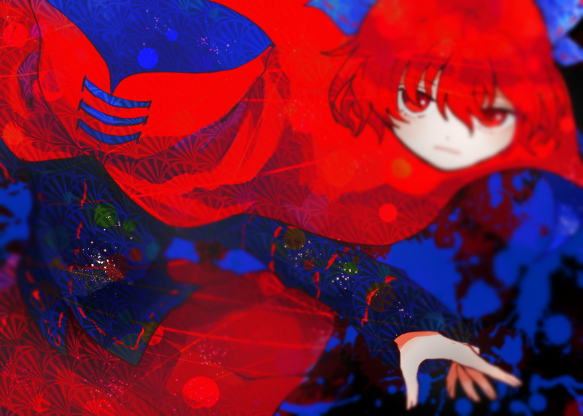 1girl black_shirt blue_bow bow cape closed_mouth disembodied_head hair_between_eyes hair_bow itomugi-kun long_sleeves pleated_skirt red_cape red_eyes red_skirt redhead sekibanki shirt short_hair skirt solo touhou