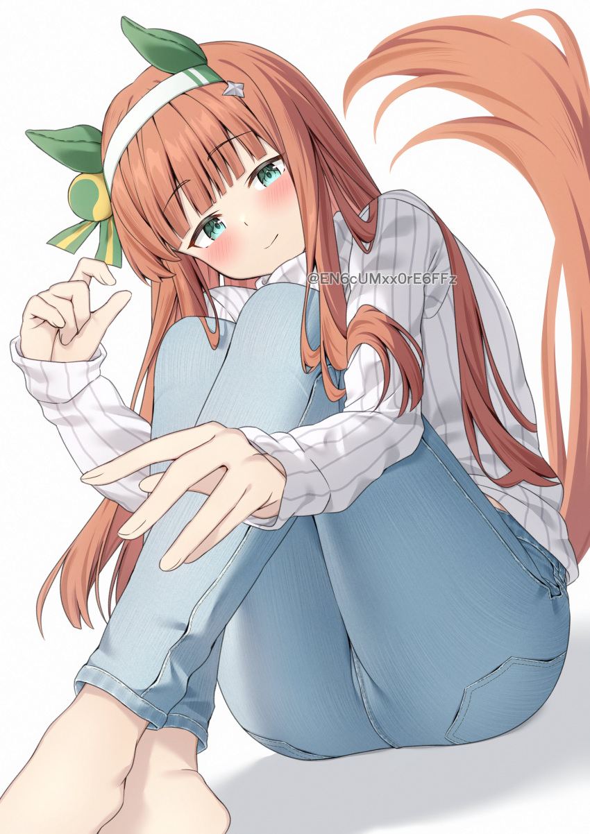 1girl absurdres animal_ears barefoot blush commentary denim ear_covers green_eyes hairband highres hime_cut horse_ears horse_girl horse_tail jeans long_hair long_sleeves looking_at_viewer orange_hair pants puffy_short_sleeves puffy_sleeves ribbed_sweater short_sleeves silence_suzuka_(umamusume) simple_background sitting smile solo sweater tail twitter_username umamusume white_background white_hairband white_sweater yamano_rokamizu