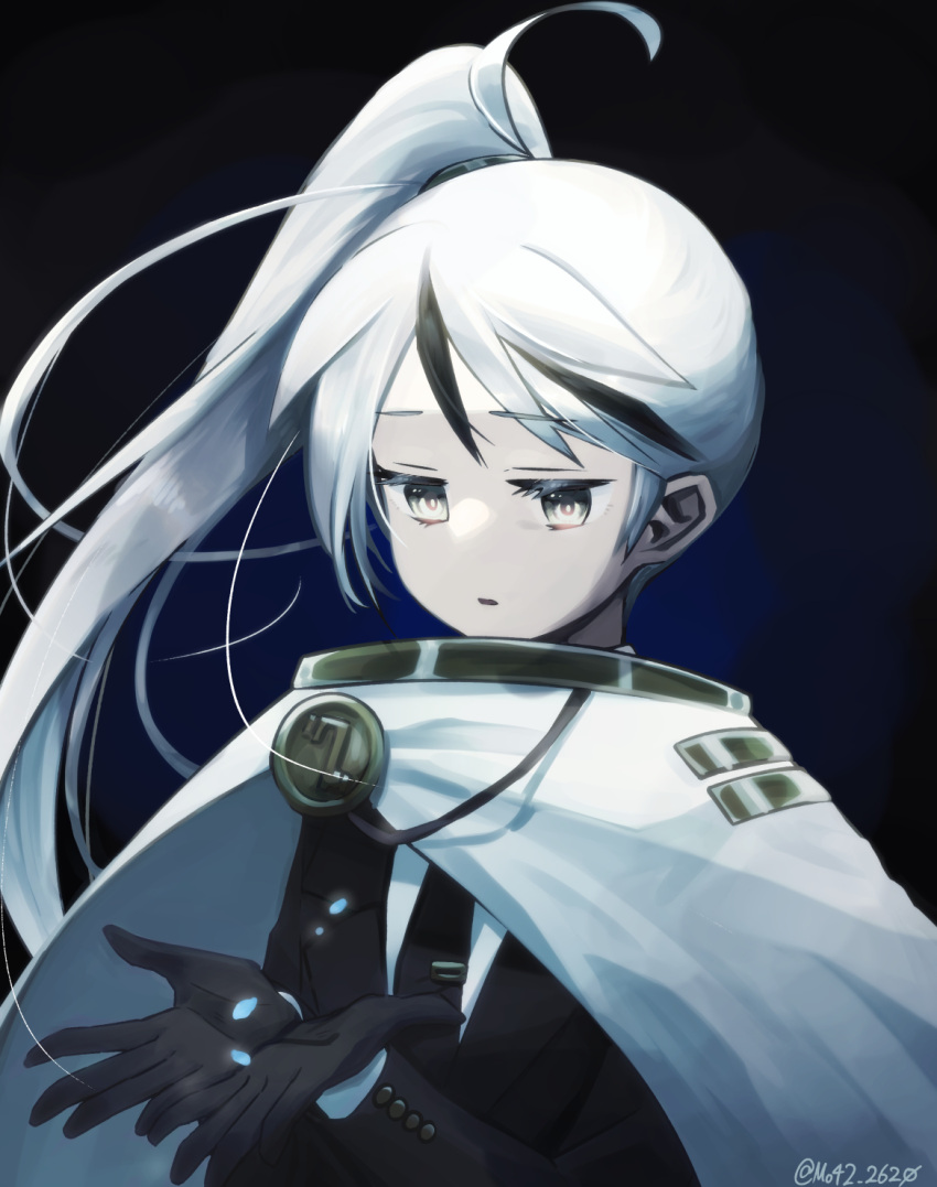 1boy badge black_gloves cape gloves gold_trim highres library_of_ruina long_hair looking_at_viewer male_focus moribe_denkou multicolored_hair parted_lips project_moon side_ponytail solo streaked_hair upper_body very_long_hair white_cape white_eyes white_hair yan_vismok
