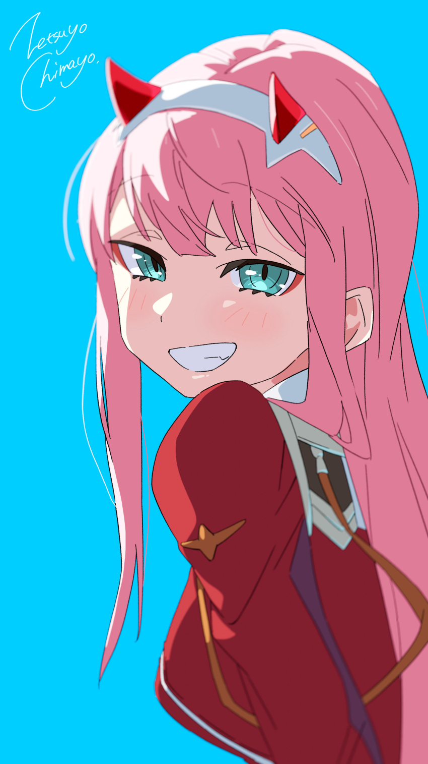 1girl absurdres aqua_eyes artist_name blue_background clenched_teeth darling_in_the_franxx grin highres horns long_hair looking_at_viewer pink_hair red_horns simple_background smile solo teeth zero_two_(darling_in_the_franxx) zetsuyo_chimayo