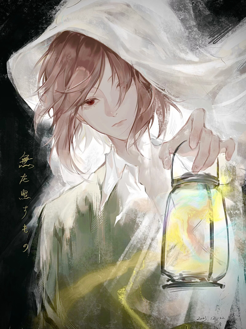 1boy brown_hair chinese_commentary cloak closed_mouth collared_shirt commentary_request green_jacket harada_mutei head_tilt highres holding holding_lantern jacket lantern lips looking_at_viewer male_focus mathelide red_eyes saibou_shinkyoku shirt short_hair solo translation_request white_cloak white_shirt