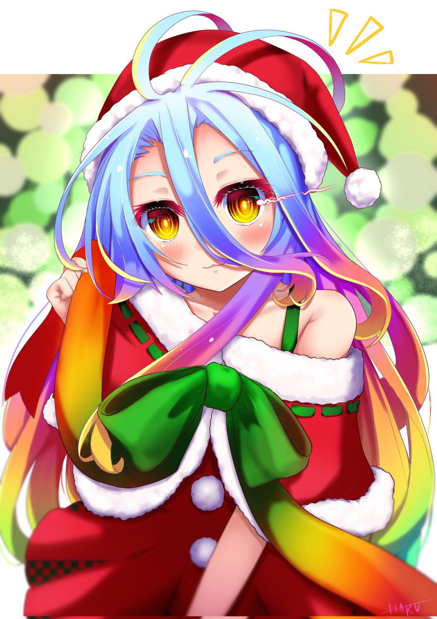 1girl :3 alternate_costume armpit_crease blonde_hair blue_hair blush bow capelet christmas closed_mouth commentary_request dress eyelashes fur-trimmed_capelet fur_trim fusen_haru gradient_hair green_bow green_hair hair_between_eyes hand_up hat highres long_hair messy_hair multicolored_hair no_game_no_life notice_lines pom_pom_(clothes) purple_hair ringed_eyes santa_capelet santa_costume santa_dress santa_hat shiro_(no_game_no_life) signature simple_background single_bare_shoulder smile solo very_long_hair yellow_eyes