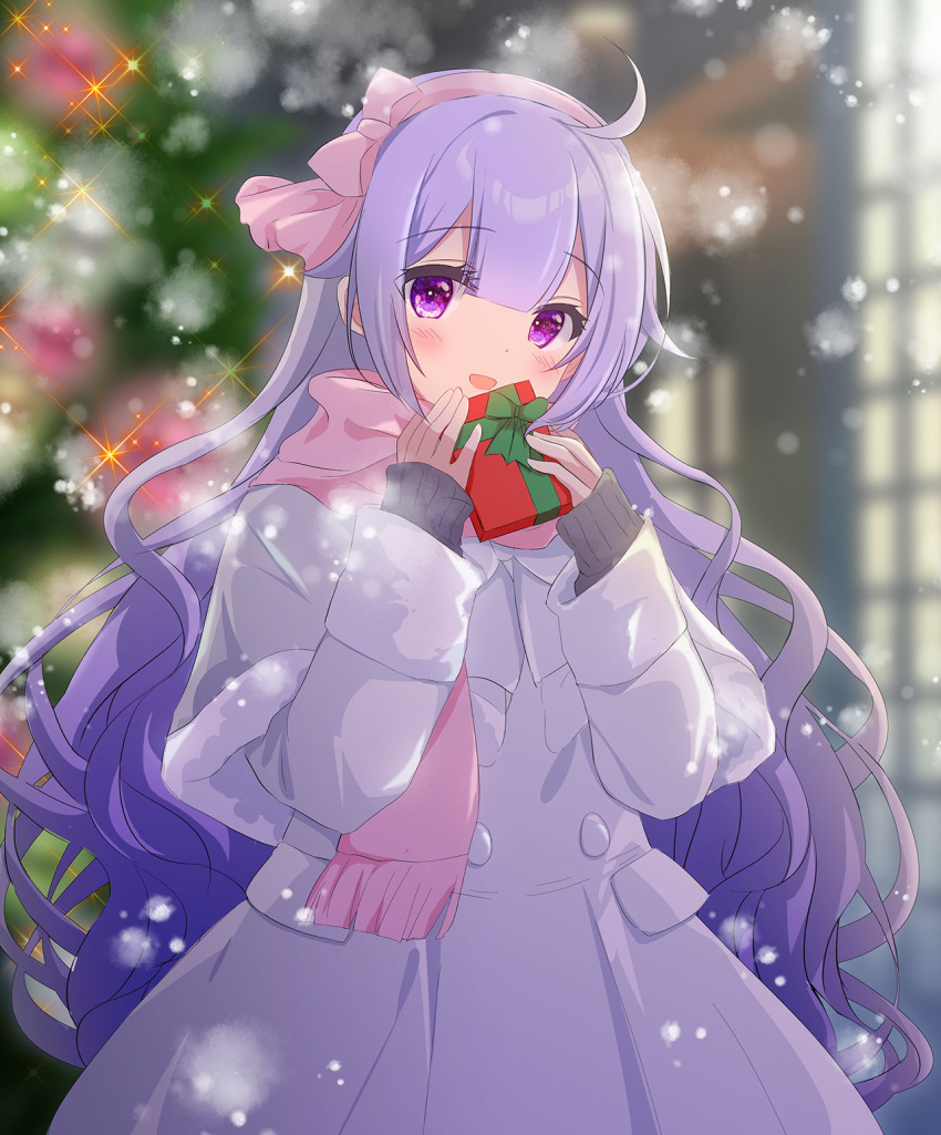 1girl azur_lane blurry blurry_background bow box capelet christmas christmas_ornaments christmas_tree coat commentary_request depth_of_field fringe_trim fur-trimmed_capelet fur_trim gift gift_box grey_capelet grey_sweater hair_between_eyes hairband hands_up highres holding holding_gift long_hair long_sleeves looking_at_viewer outdoors pink_bow pink_hairband pink_scarf puffy_long_sleeves puffy_sleeves purple_hair scarf sleeves_past_wrists snowing solo sukireto sweater unicorn_(azur_lane) very_long_hair violet_eyes white_coat