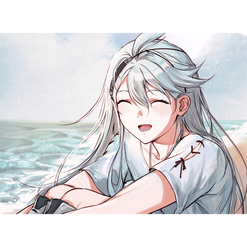 1boy ahoge androgynous beach black_hairband blush chinese_commentary clouds collarbone commentary curled_up facing_viewer hair_between_eyes hairband highres ikooto111 laughing long_hair lower_teeth_only male_focus nier_(series) nier_(young) ocean shirt short_sleeves sitting solo swept_bangs teeth upper_body waves white_hair white_shirt