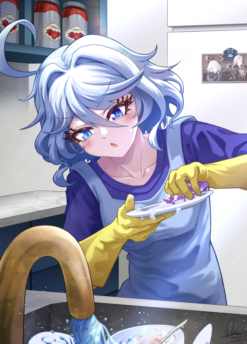 1girl absurdres ahoge annoyed apron blue_eyes blue_hair blue_shirt bowl curly_hair dasoin dishes dress drop-shaped_pupils eyebrows_hidden_by_hair eyelashes furina_(genshin_impact) genshin_impact gloves hat highres jar kitchen magnet mismatched_pupils multicolored_hair neuvillette_(genshin_impact) photo_(object) plate pointing pointing_at_viewer refrigerator_magnet shirt short_hair sink smile soap solo sweatdrop tomato_sauce top_hat washing water water_drop white_hair