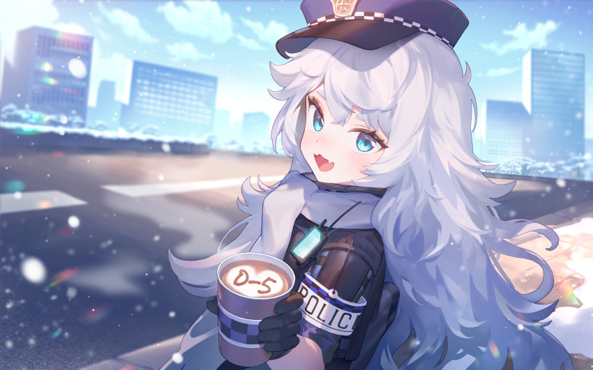 1girl :3 ainy black_gloves blue_eyes blue_sky blurry blurry_background blush building coffee commentary_request cup disposable_cup dot_nose dutch_angle gloves goddess_of_victory:_nikke grey_hair hat highres holding holding_cup long_hair looking_at_viewer poli_(nikke) police police_hat police_uniform policewoman road scarf short_sleeves sky skyscraper smile snow solo uniform upper_body visible_air walkie-talkie white_scarf