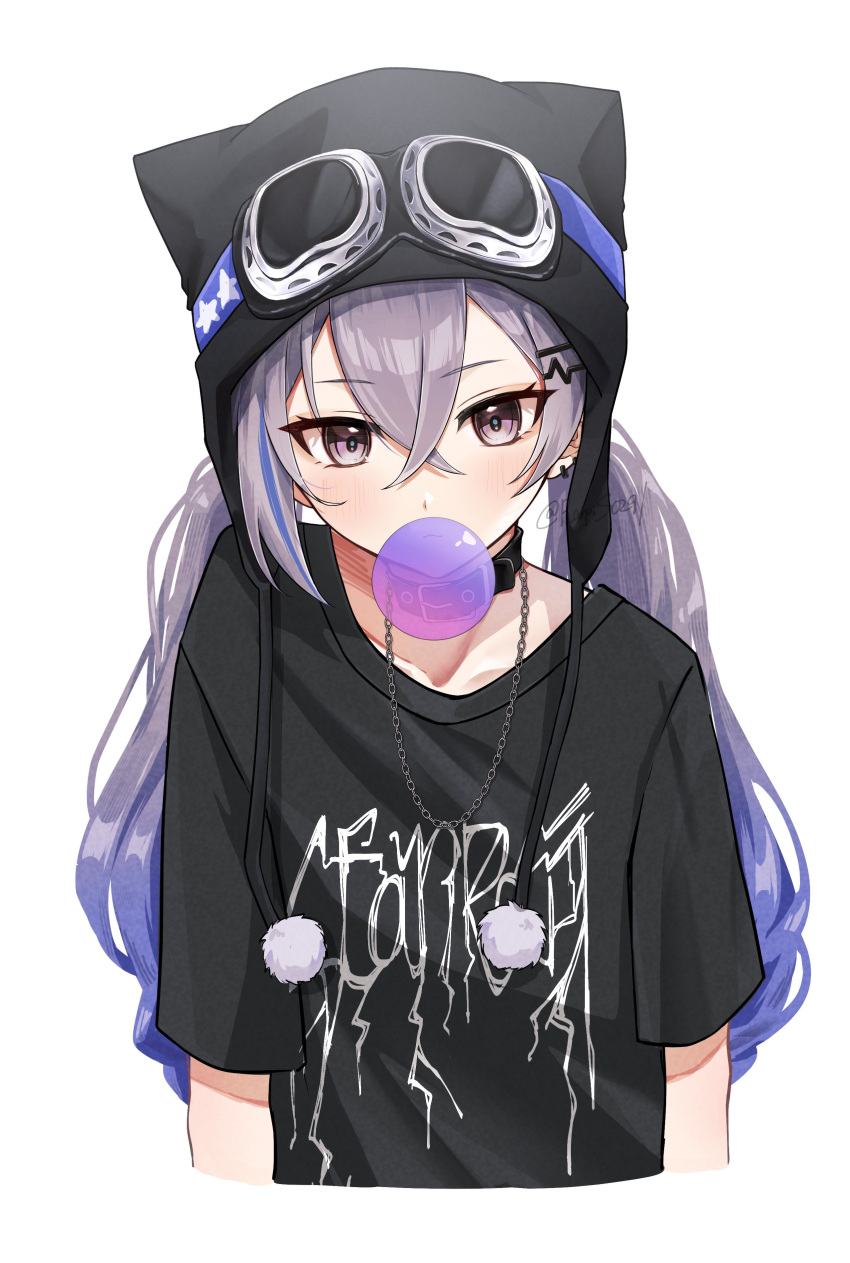 1girl absurdres alternate_costume alternate_hairstyle black_collar black_eyes black_headwear black_shirt chain_necklace chewing_gum collar collarbone commentary crossed_bangs goggles goggles_on_head gradient_hair grey_hair hair_between_eyes hair_ornament hairclip hairpin highres honkai:_star_rail honkai_(series) jewelry looking_at_viewer low_twintails multicolored_hair necklace print_shirt purple_hair rapis0291 shirt short_sleeves silver_wolf_(honkai:_star_rail) simple_background solo symbol-only_commentary twintails two-tone_hair upper_body white_background