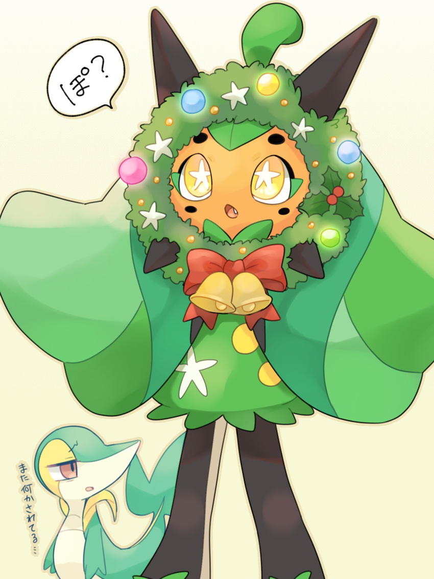 :o animal_focus colored_skin commentary_request em_ivy_akippoi fang flower_wreath green_skin highres no_humans ogerpon open_mouth pokemon pokemon_(creature) slit_pupils snivy speech_bubble standing star-shaped_pupils star_(symbol) symbol-shaped_pupils tail translation_request