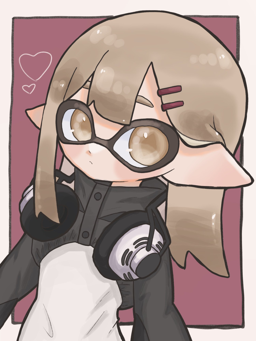 1girl black_jacket border brown_eyes brown_hair closed_mouth commentary_request headphones headphones_around_neck heart highres inkling inkling_girl jacket long_hair mina_p multicolored_clothes multicolored_jacket pointy_ears red_background safety_pin simple_background solo splatoon_(series) tentacle_hair two-tone_jacket upper_body white_border white_jacket
