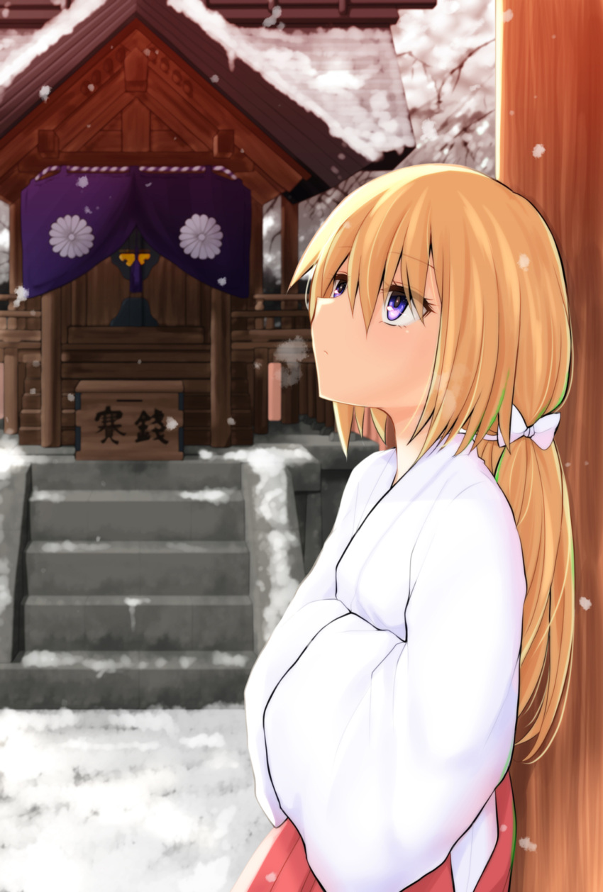1girl blonde_hair bow breath closed_mouth commentary_request hair_between_eyes hair_bow hakama hakama_skirt hands_in_opposite_sleeves highres japanese_clothes kimono long_hair original red_hakama shrine skirt snow snowing solo stairs stone_stairs very_long_hair violet_eyes watarui white_bow white_kimono