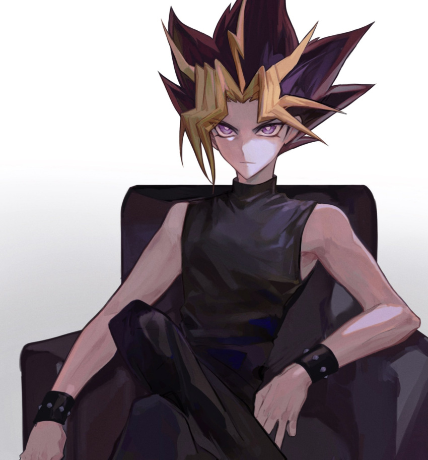 1boy black_bracelet black_hair black_pants black_shirt blonde_hair bright_pupils chair chinese_commentary commentary_request crossed_legs gradient_background grey_background highres male_focus multicolored_hair naoki_(2rzmcaizerails6) no_jacket on_chair pants redhead serious shirt sitting sleeveless sleeveless_turtleneck solo studded_bracelet turtleneck upper_body violet_eyes yami_yuugi yu-gi-oh! yu-gi-oh!_duel_monsters