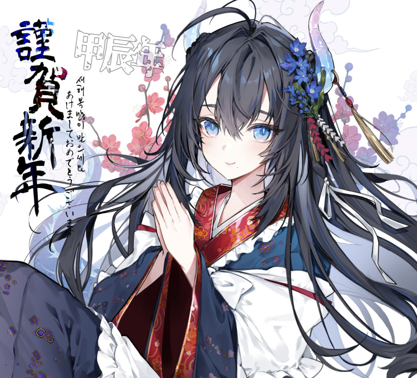 1girl black_hair blue_eyes blue_kimono chinese_zodiac closed_mouth commentary_request dragon_girl dragon_horns dragon_tail floral_background flower hair_between_eyes highres horns japanese_clothes kimono long_hair long_sleeves looking_at_viewer mole mole_under_mouth original palms_together pingo red_flower simple_background smile solo tail thick_eyebrows translation_request very_long_hair white_background wide_sleeves year_of_the_dragon