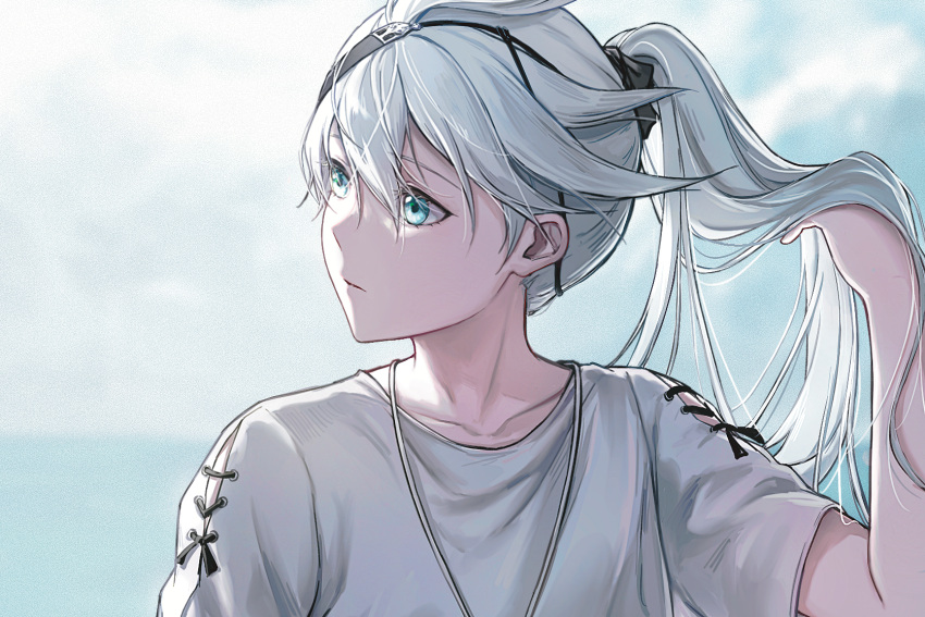 1boy adjusting_hair black_hairband blue_sky blurry blurry_background chinese_commentary clouds collarbone commentary film_grain green_eyes hair_between_eyes hairband hand_up highres horizon ikooto111 long_hair looking_to_the_side male_focus nier nier_(series) nier_(young) ocean ponytail shirt short_sleeves sky solo upper_body white_hair white_shirt