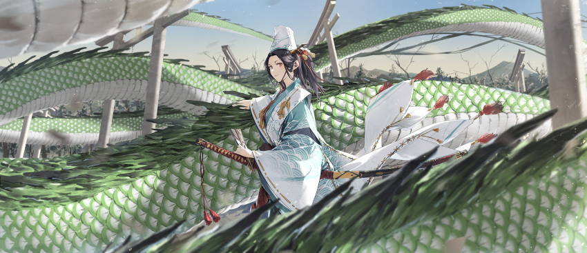 1girl black_hair chinese_zodiac commentary dragon dragon_horns eastern_dragon green_scales hat highres horns japanese_clothes katana long_sleeves looking_at_viewer original outdoors ponytail red_eyes ribbon-trimmed_sleeves ribbon_trim scales somehira_katsu sword torii weapon white_headwear wide_sleeves year_of_the_dragon