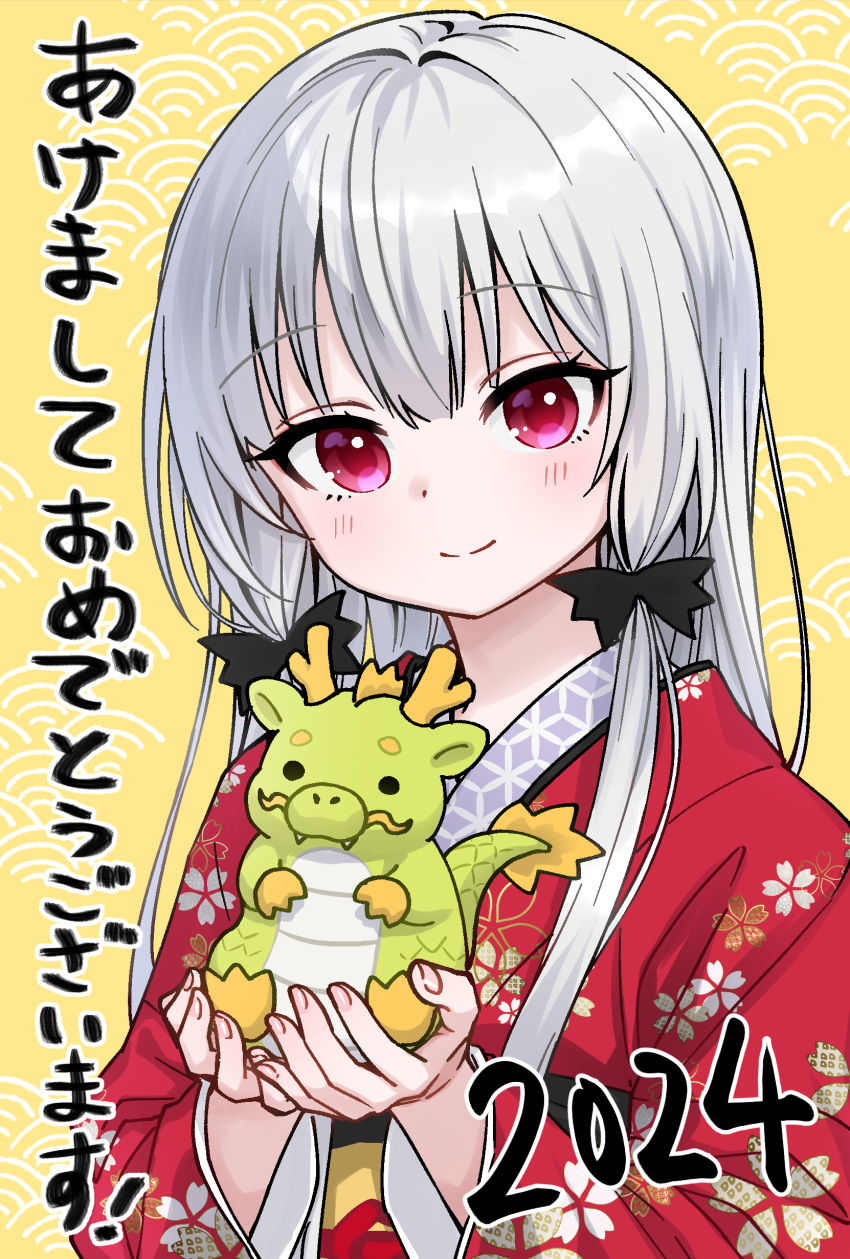 1girl absurdres ama-tou animal black_ribbon chinese_zodiac closed_mouth commentary_request dragon floral_print grey_hair hair_between_eyes hair_ribbon hands_up highres holding holding_animal japanese_clothes kimono long_hair long_sleeves looking_at_viewer print_kimono red_kimono ribbon smile solo sophie_twilight tonari_no_kyuuketsuki-san translation_request upper_body violet_eyes wide_sleeves year_of_the_dragon yellow_background