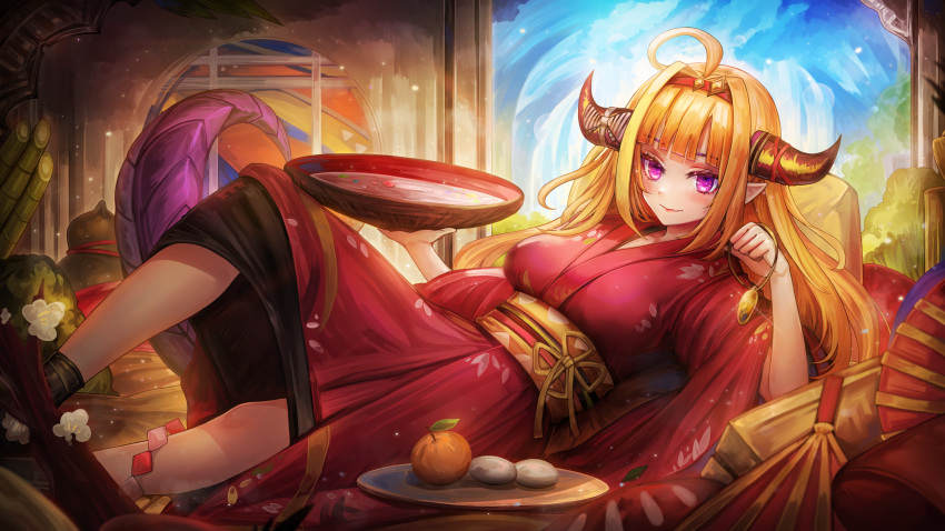 1girl absurdres ahoge blonde_hair blush dragon_girl dragon_horns dragon_tail floral_print_kimono highres holding holding_jewelry holding_necklace hololive horns japanese_clothes jewelry kimono kiryu_coco long_hair looking_at_viewer multicolored_hair necklace orange_hair pointy_ears red_kimono sidelocks smile solo streaked_hair tail violet_eyes virtual_youtuber ziteng_yue